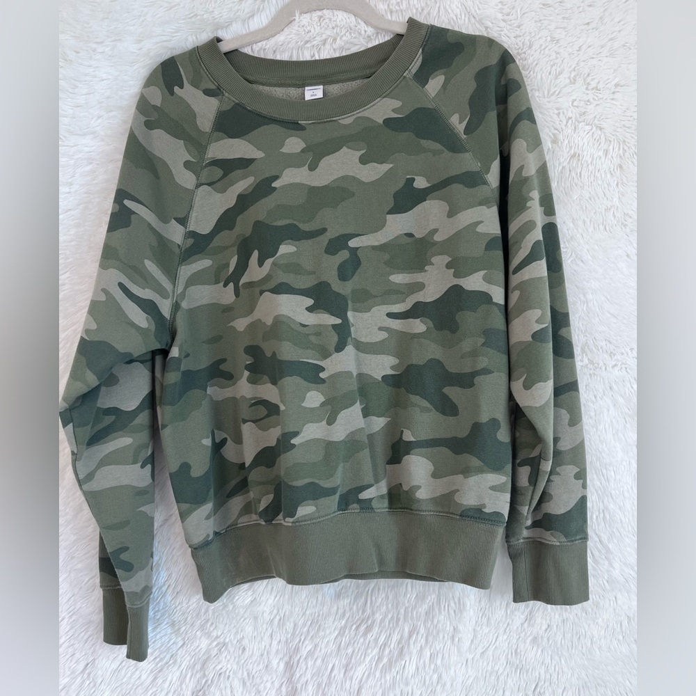 Old Navy. Large. Green camo. Crewneck sweatshirt.